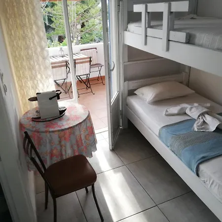 Apanemia 2 Guest house Kini