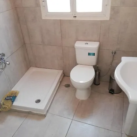 Apanemia 2 Guest house Kini