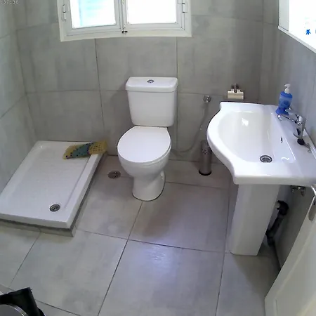 Apanemia 2 Guest house Kini