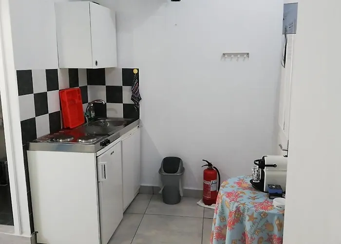 Apanemia 2 בית הארחה *