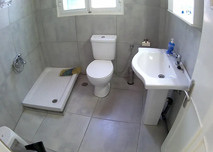 Apanemia 2 בית הארחה Kini