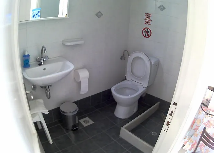 Apanemia 2 בית הארחה